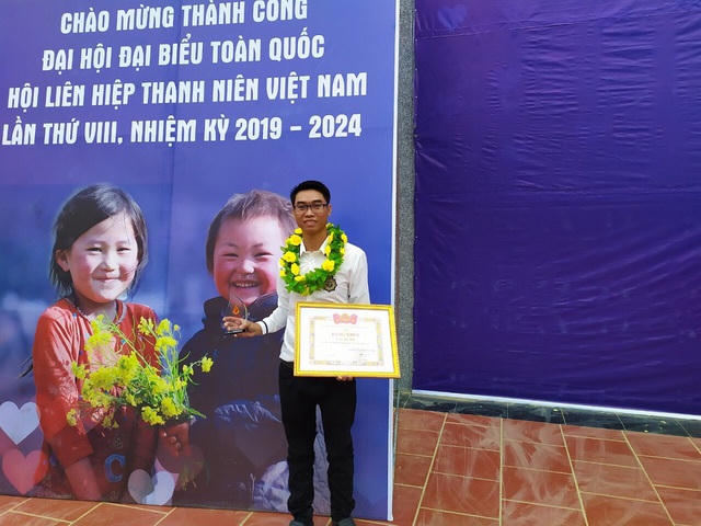 Anh Tuấn nhận giải thưởng Tình nguyện quốc gia năm 2019