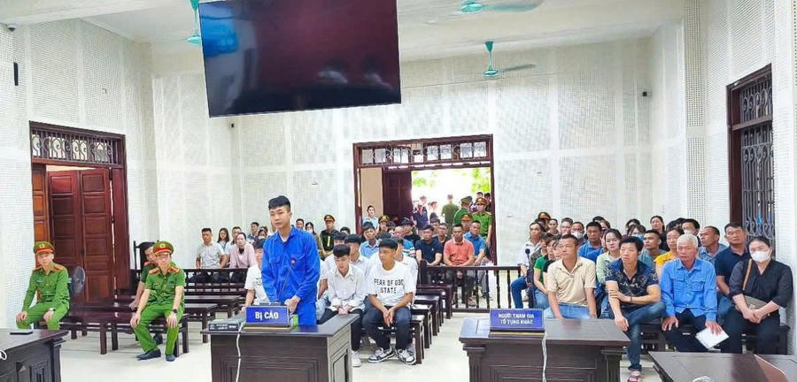 Quang cảnh phiên tòa xét xử sơ thẩm 11 bị cáo trong vụ án “Giết người”.
