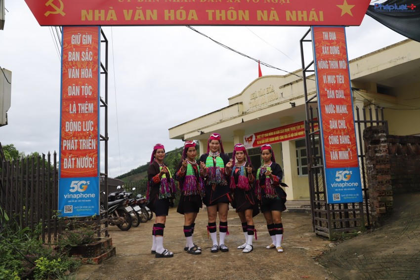 Chị Hoa cùng nhiều chị em trong thôn luôn tự hào khi khoác lên mình bộ trang phục truyền thống.