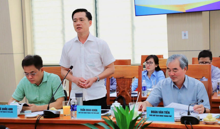 Chủ tịch UBND thành phố Phú Quốc Trần Minh Khoa báo cáo tình hình thực hiện công tác bồi thường và những công tác khác tại Hội nghị
