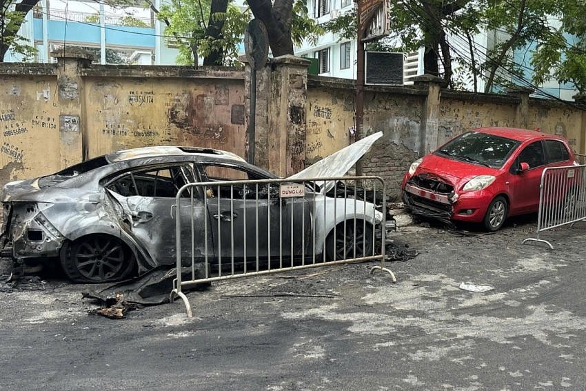 Xe Mazda bốc cháy trơ trụi khi đang đỗ trên phố Vũ Ngọc Phan (TP Hà Nội). (Ảnh: Công an HN)