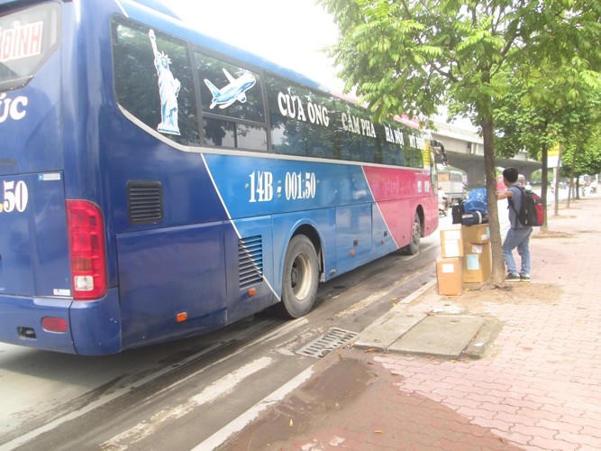 Xe đỗ trên đường để vận chuyển hàng hóa và bắt khách.