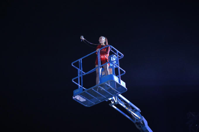 Thu Minh gây ấn tượng mạnh khi xuất hiện trên chiếc cần cẩu cao tới hơn 10m.