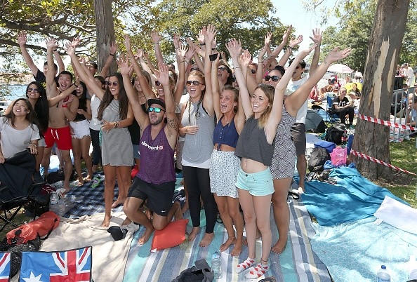 Trái với không khí giá lạnh ở nhiều quốc gia, người dân Australia "trải chiếu chiếm chỗ" đón năm mới tại Mrs Macquarie's Chair, địa điểm nổi tiếng ở Sydney, Australia.