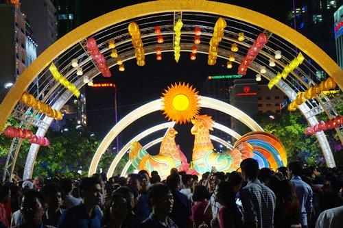 Đúng 19h tối 25/1 (28 tháng Chạp) đường hoa Tết Đinh Đậu 2017 mở cửa đón du khách đến tham quan.