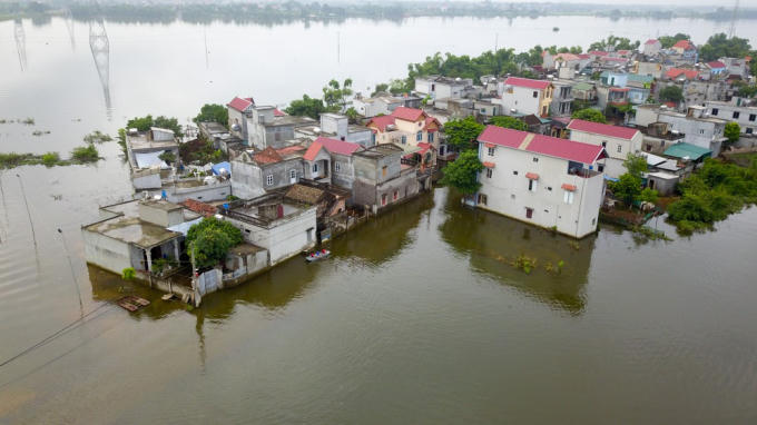 Những ngôi nhà chơi vơi giữa biển nước.