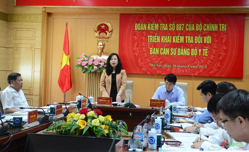 Đồng chí Đào Hồng Lan, Bí thư Ban cán sự Đảng Bộ Y tế phát biểu tại buổi làm việc.