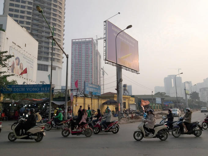 Chợ tạm nông sản Dịch Vọng Hậu.