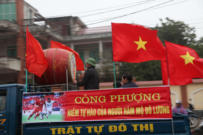 H&agrave;ng ng&agrave;n người h&acirc;m mộ đội mưa r&eacute;t đ&oacute;n ch&agrave;ng tiền đạo số 10 xứ Nghệ