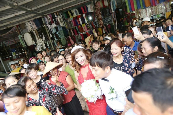 Bà con vây quanh cô dâu và chú rể.