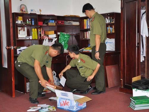 Công an tiến hành khám xét chỗ ở của đương sự.