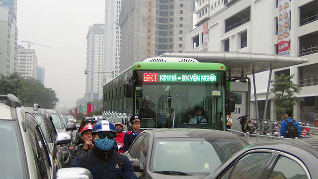 Ô tô, xe máy lấn làn xe buýt nhanh.