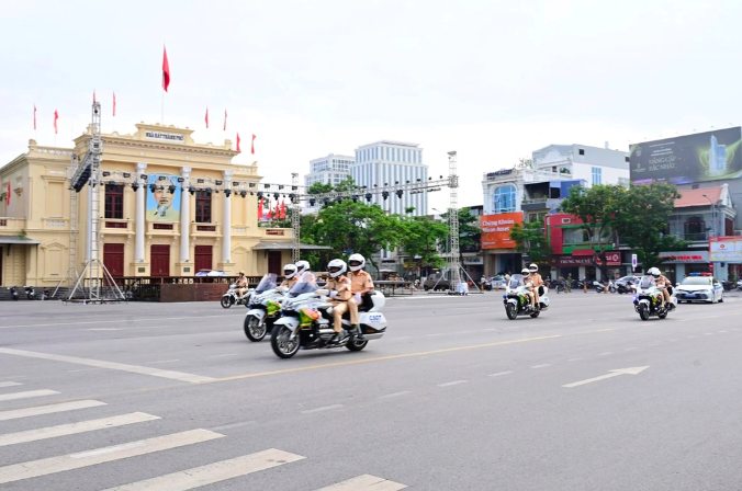 Ngay sau lễ ra quân, các lực lượng Công an thành phố Hải Phòng đã tổ chức diễu hành, biểu dương lực lượng tại các tuyến phố chính (Ảnh: Đ.X.)