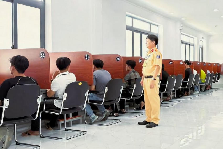 Các thí sinh tại Trung tâm Sát hạch lái xe Nguyễn Trình, tỉnh Vĩnh Long.