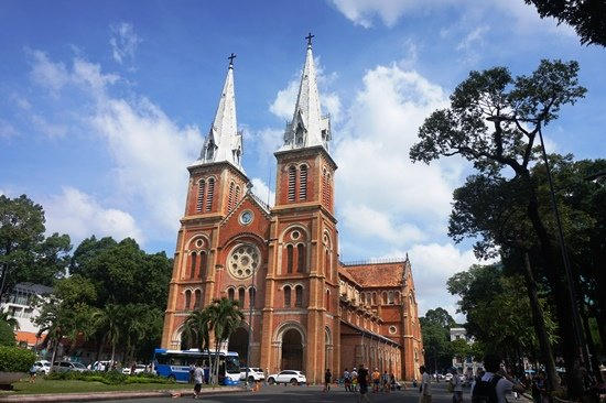 Sáng nay, nhà thầu bắt đầu thi công rào chắn xung quanh nhà thờ Đức Bà để thực hiện trùng tu kéo dài hơn 2 năm.