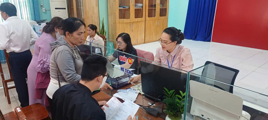 Ưu tiên khai thác, sử dụng dữ liệu điện tử có trong các cơ sở dữ liệu dùng chung của tỉnh khi giải quyết hồ sơ cho người dân