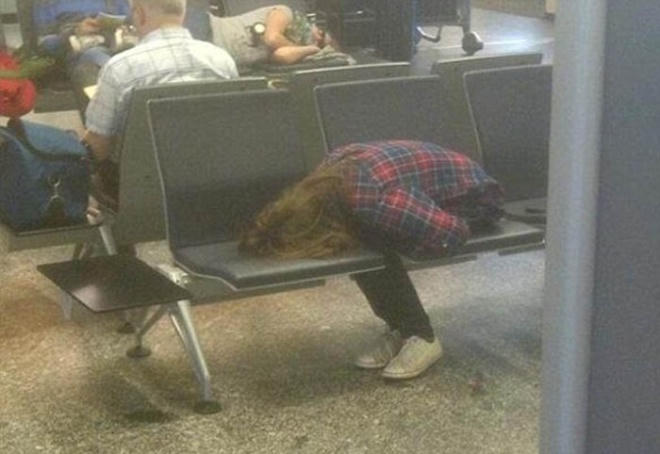 Nhiều người tỏ ra bất ngờ khi hành khách nữ này có thể ngủ ngon lành trong tư thế khó chịu đến vậy.