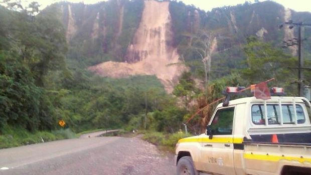 Lở đất sau động đất chia cắt tuyến đường tại Papua New Guinea. (Ảnh: Reuters)