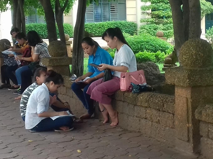 Thí sinh cố gắng ôn bài trước giờ G.