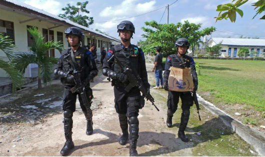 Thu giữ tang vật từ nhà một nghi can tấn công khủng bố ở Jakarta. (Ảnh: Reuters)