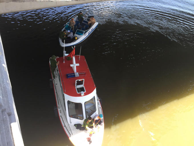 Lực lượng chức năng đang nỗ lực tìm kiếm thi thể cô gái.