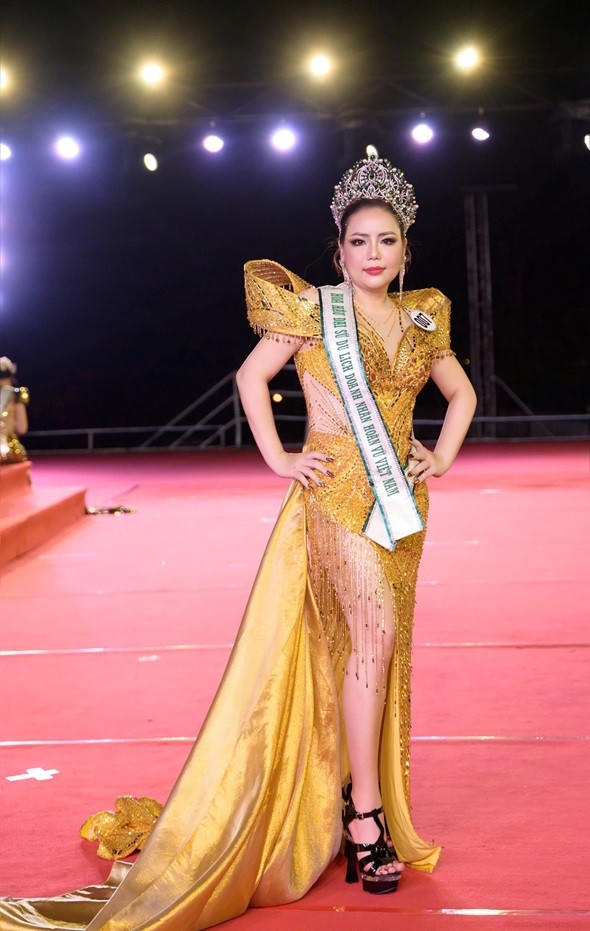 Nguyễn Thụy Lê Thùy duyên dáng trong trang phục dạ hội Ánh Quyên