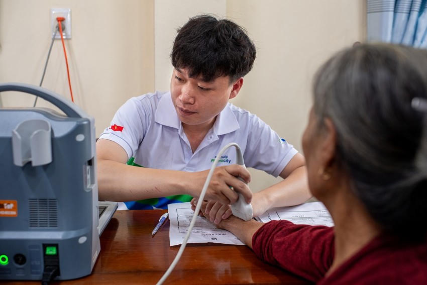 Bác sĩ hướng dẫn người dân cách bổ sung dinh dưỡng đối với các trường hợp bị loãng xương