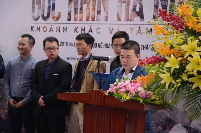 Nghệ sĩ Nhiếp ảnh Lê Ngọc Huy (trưởng nhóm 12 tác giả có tác phẩm triển lãm) phát biểu. (Ảnh: Vietnam cityscape group)