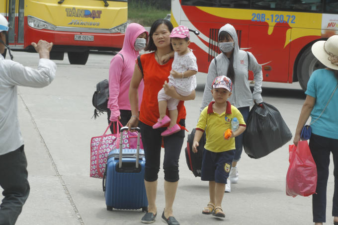 Nhiều gia đình mặc dù con còn rất nhỏ cũng nghỉ lễ để đi về quê.