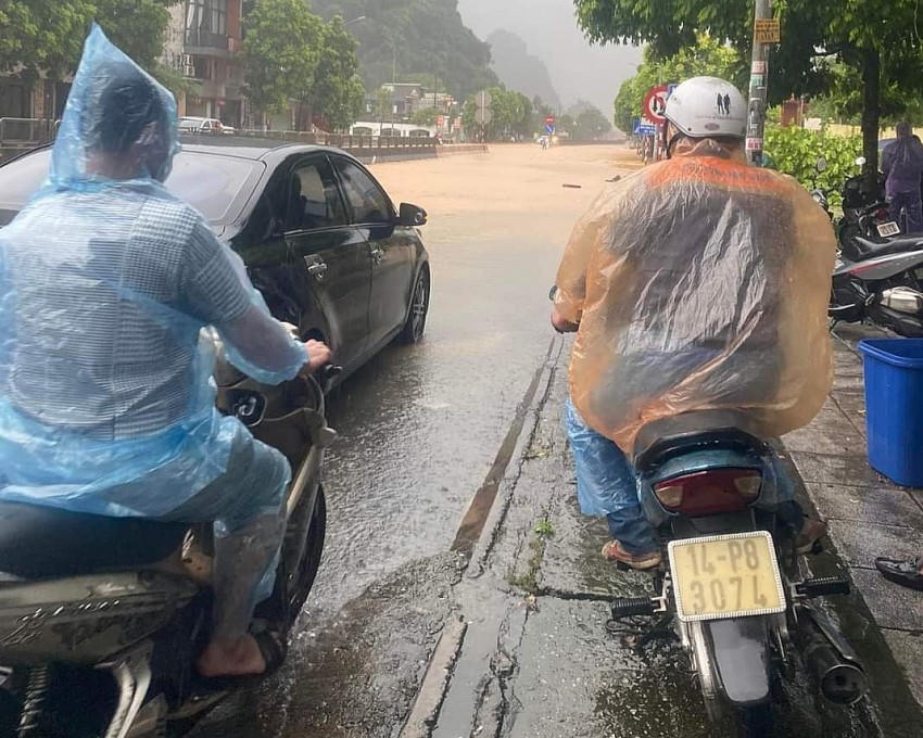 Quốc lộ 18 đoạn đi qua phường Quang Hanh, TP Cẩm Phả bị ngập, phương tiện không thể di chuyển.
