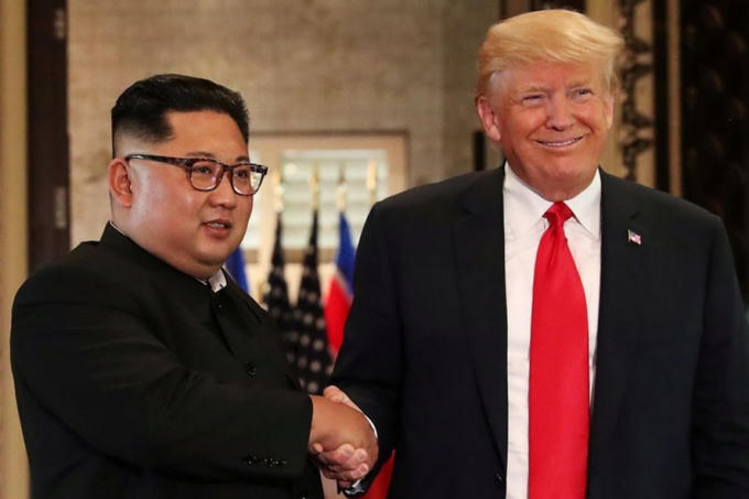 Nhà lãnh đạo Triều Tiên Kim Jong Un và Tổng thống Mỹ Donald Trump tại cuộc gặp thượng đỉnh vào tháng 6 tại Singapore. Ảnh: Reuters.