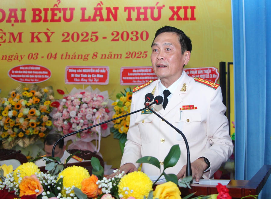 Đại tá Hồ Việt Triều - Uỷ viên BTV Tỉnh ủy, Bí thư Đảng ủy, Giám đốc Công an tỉnh Cà Mau phát biểu khai mạc Đại hội.
