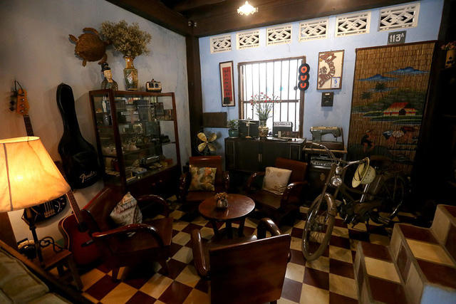 Toàn bộ vật dụng bên trong căn nhà đều được anh Bình sưu tầm từ nhiều năm.