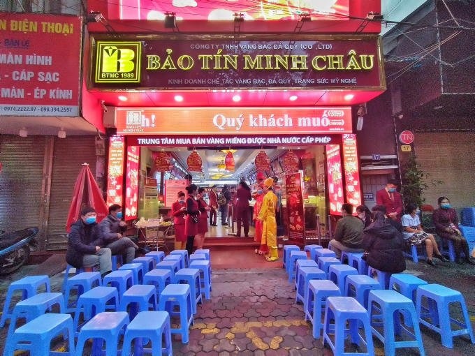 Cảnh đổ xô xếp hàng mua vàng như mọi năm đã không còn. Ảnh Lê Hải