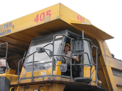 Để lái được loại xe này, tài xế phải có sức khỏe thật tốt vì mỗi xe chỉ có một người lái và làm việc theo ca (mỗi ca khoảng 8 giờ), xe càng lớn càng mất nhiều sức cho người lái. Mỗi lái xe phải qua khóa học 24 tháng để có bằng C do tập đoàn tổ chức.