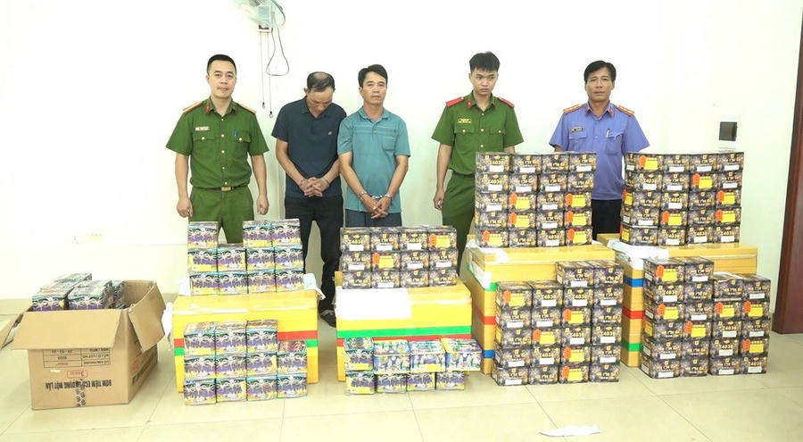 Các đối tượng cầm đầu đường dây cùng tang vật - Ảnh Công an Nghệ An.