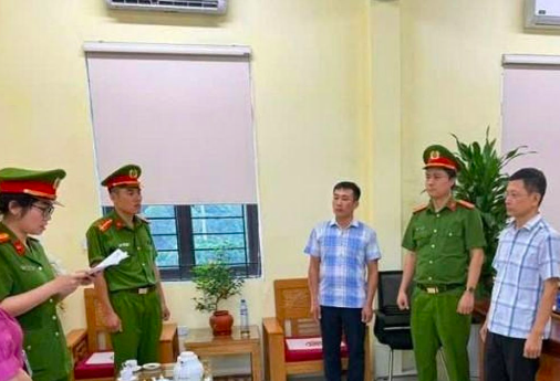 Cơ quan chức năng đọc lệnh bắt giữ ông Nguyễn Quyết Thắng. Ảnh: CA Hoà Bình.