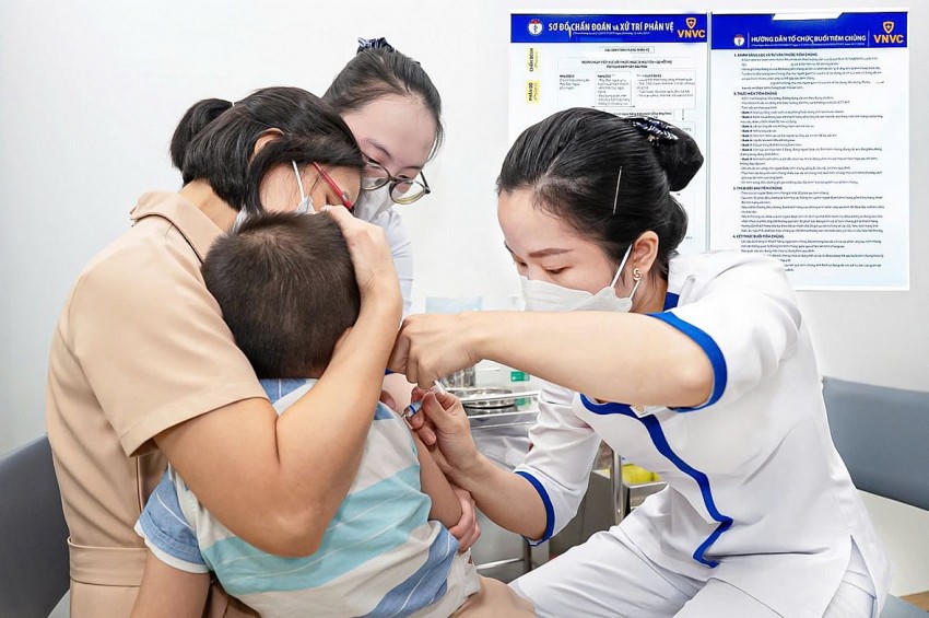 Trẻ tiêm vắc xin não mô cầu MenACWY-TT ngay sau lễ ra mắt (Ảnh VNVC).