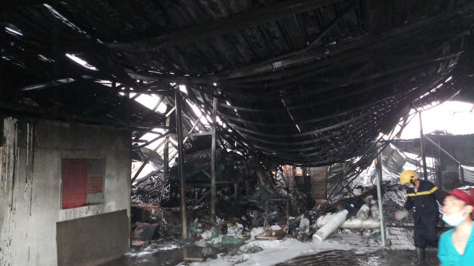 Khu nhà xưởng đổ sập hoàn toàn.