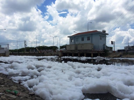 Bọt xuất hiện tại trạm bơm thoát nước sau cơn mưa lớn.