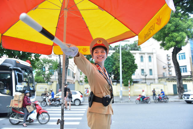 Việc xuất hiện một nữ CSGT cũng góp phần "hạ nhiệt" giao thông trong những thời điểm căng thẳng. Thượng uý Hà chia sẻ, kỷ niệm đáng nhớ nhất của cô rất đơn giản là những lúc các em nhỏ đi học về qua điểm nút giao thông lại chào to "cháu chào cô cảnh sát giao thông ạ".