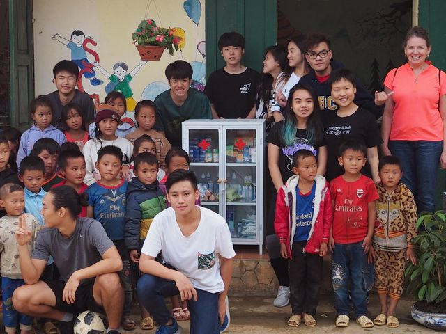 Hoàng Anh cùng các bạn trong Hội học sinh danh dự của trường cấp 3 tặng tủ thuốc cho một điểm trường ở Sa Pa.