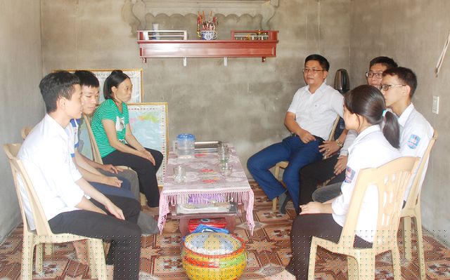 Thầy cô, bè bạn và bà con xóm giềng đến chúc mừng em Đào Văn Lương.