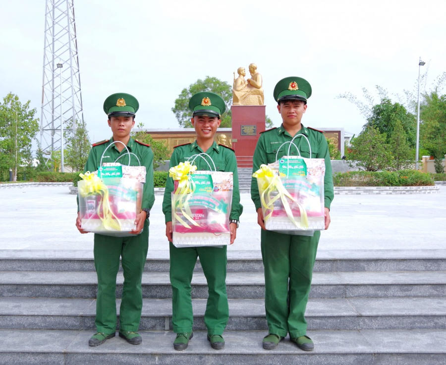 Niềm vui của các quân nhân khi nhận quà của Bộ chỉ huy BĐBP tỉnh Cà Mau trở về gia đình và địa phương.