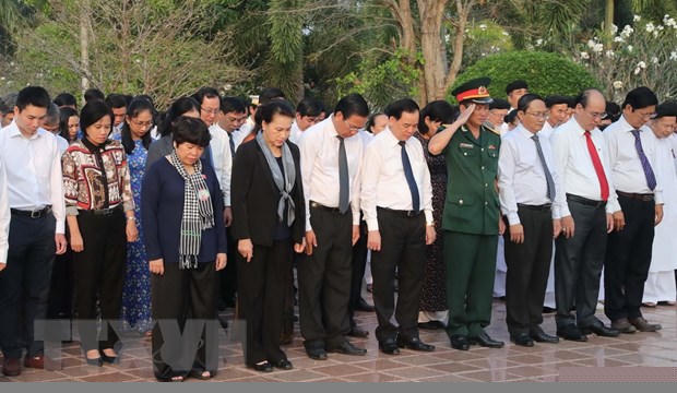 Chủ tịch Quốc hội dâng hương viếng Nghĩa trang Liệt sỹ tỉnh Bến Tre. (Ảnh: Trọng Đức/TTXVN)