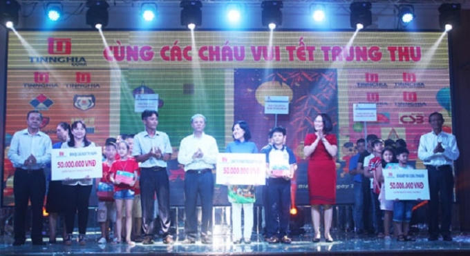 Các đại biểu trao học bổng, hỗ trợ nuôi dưỡng cho các cơ sở bảo trợ xã hội.