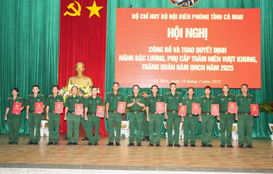 Đại tá Phạm Anh Chương - Chỉ huy trưởng BĐBP tỉnh Cà Mau, trao Quyết định thăng quân hàm cho các quân nhân cấp Trung tá và Thiếu tá.