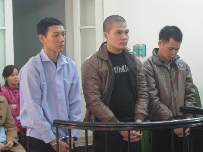 Ba bị cáo trước vành móng ngựa.