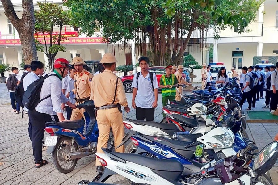 Siết chặt kiểm tra, xử lý vi phạm giao thông khu vực trường học.