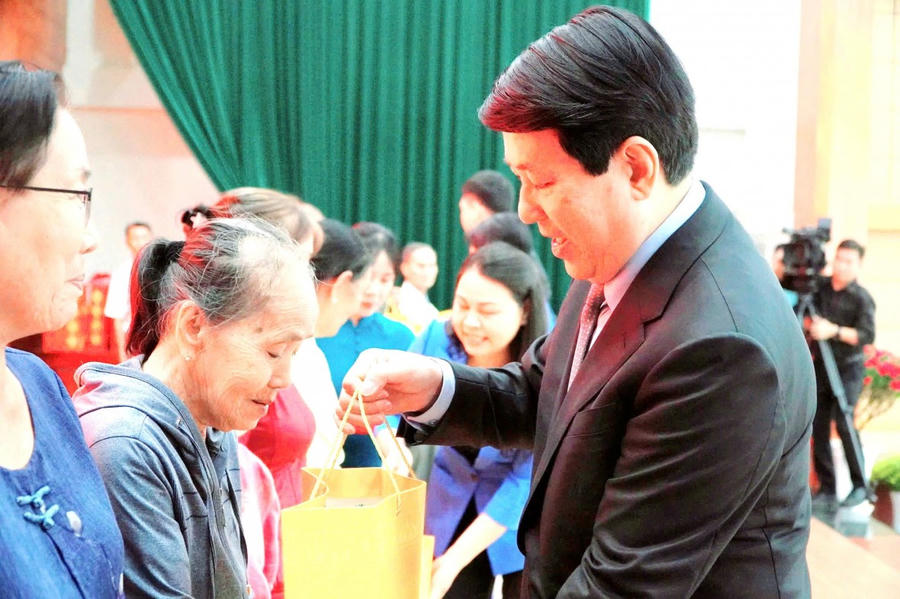 Chủ tịch nước Lương Cường trao quà chúc Tết bà con.